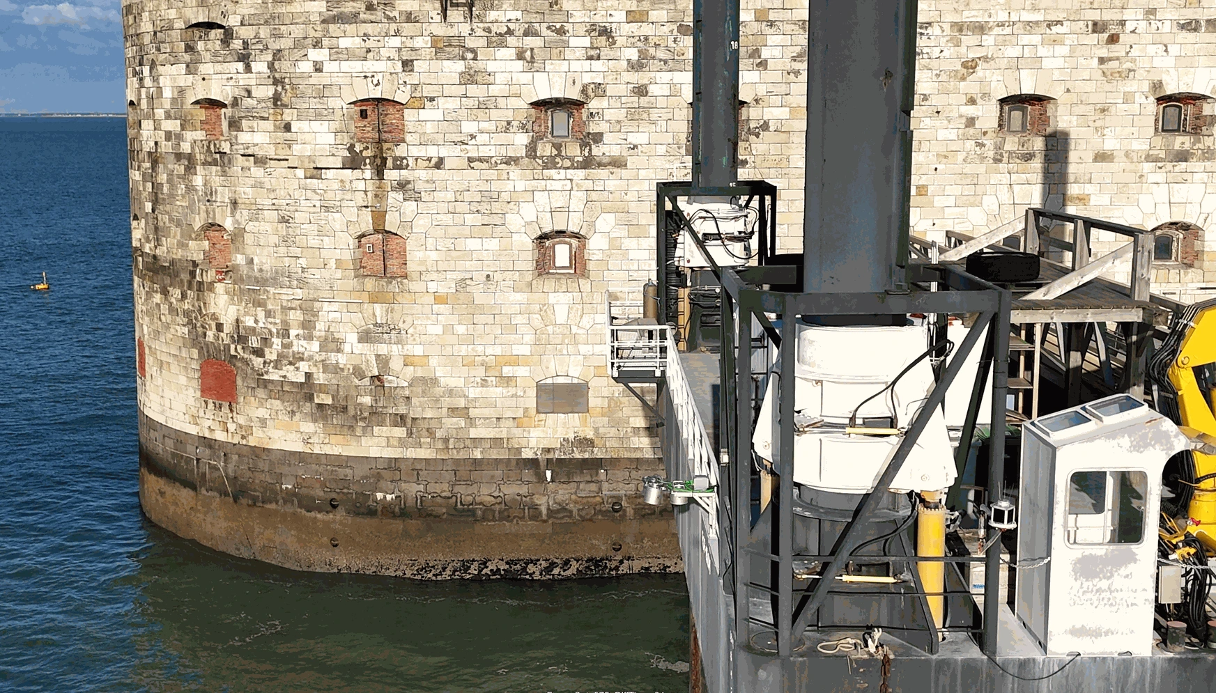 The wave radar installed on the side of the platform A wave radar fixed on a jack-up with Fort Boyard in the background