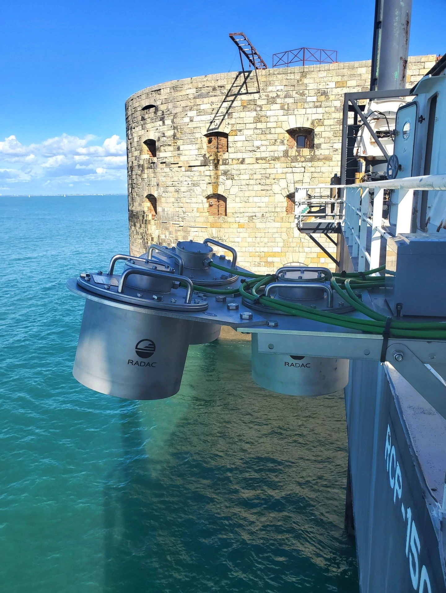 The radar is set up. A close-up on the Radac wave radar with Fort Boyard in the background