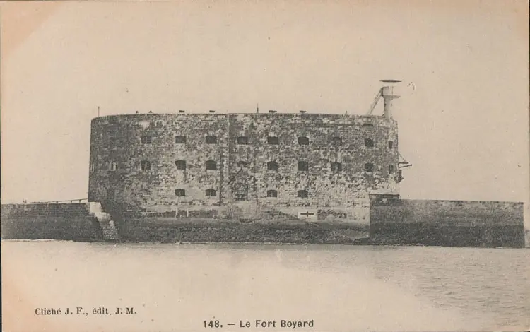 Postcard of Fort Boyard with its protective structures around 1900-1915