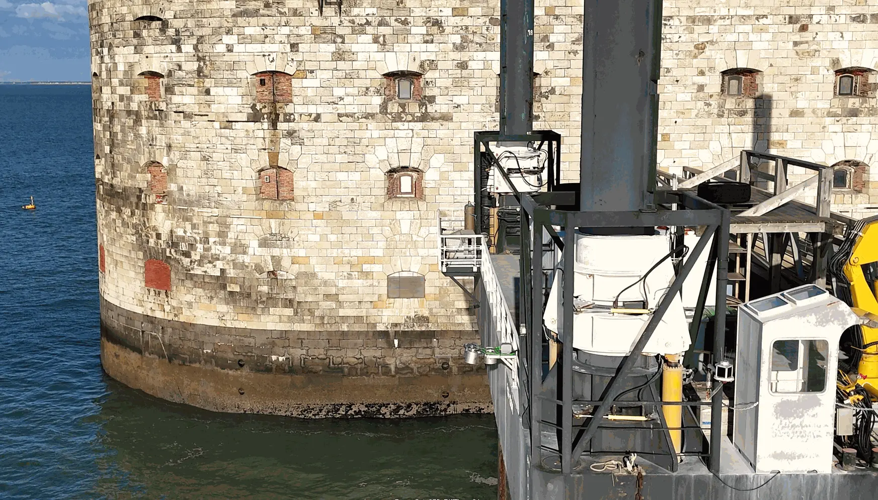 A wave radar fixed on a jack-up with Fort Boyard in the background